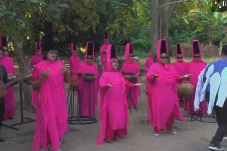 Grup musik Mother Bank mendadak viral di media sosial. Grup musik yang terdiri dari emak-emak ini berdiri karena jeratan bank emok. 