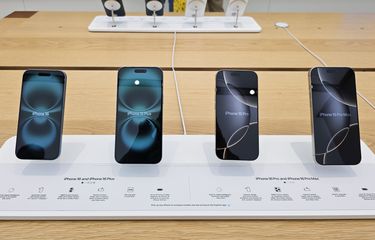 Jajaran iPhone 16, iPhone 16 Plus, iPhone 16 Pro, dan iPhone 16 Pro Max yang dipajang di Apple Store bandara internasional Changi Singapura.
