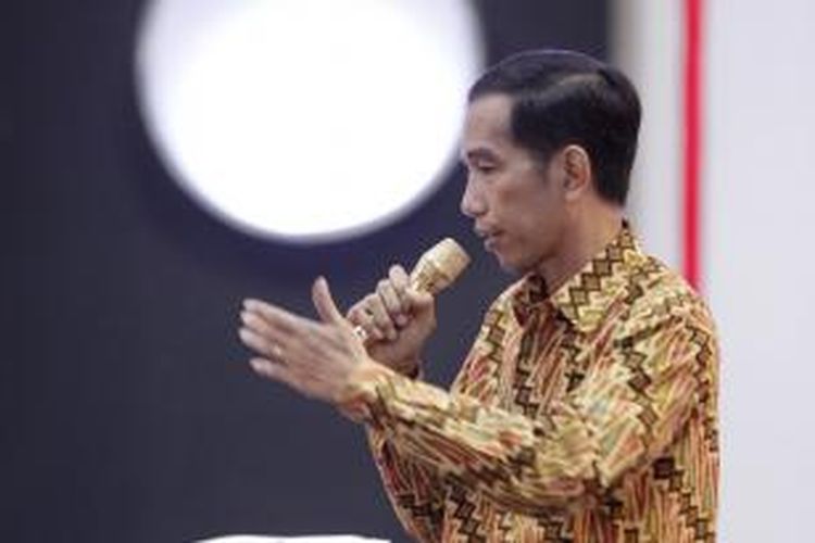 Calon Presiden nomor urut 2 Joko Widodo memberikan jawaban dalam debat capres 2014 putaran ketiga, di Hotel Holiday Inn, Kemayoran, Jakarta, Minggu (22/6/2014).