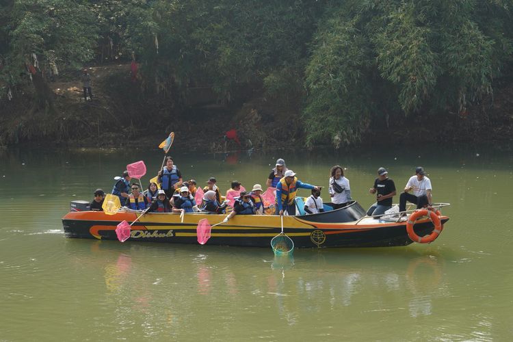 Bank DBS Indonesia berkolaborasi dengan komunitas Bank Sampah Sungai Cisadane (Banksasuci) di daerah Cihuni, Kabupaten Tangerang, Banten, untuk membersihkan bantaran sungai Cisadane, menanam pohon, membuat lubang biopori, dan memberikan literasi finansial kepada siswa-siswi SDN Pakulonan Barat I Kabupaten Tangerang.