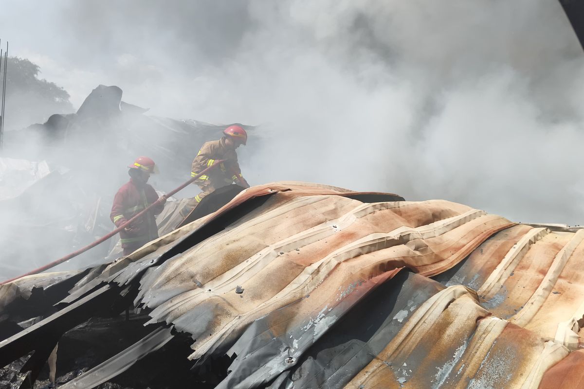 Kebakaran Pabrik Helm di Rumpin Bogor Padam Setelah 15 Jam, Kerugian Capai  Puluhan Miliar