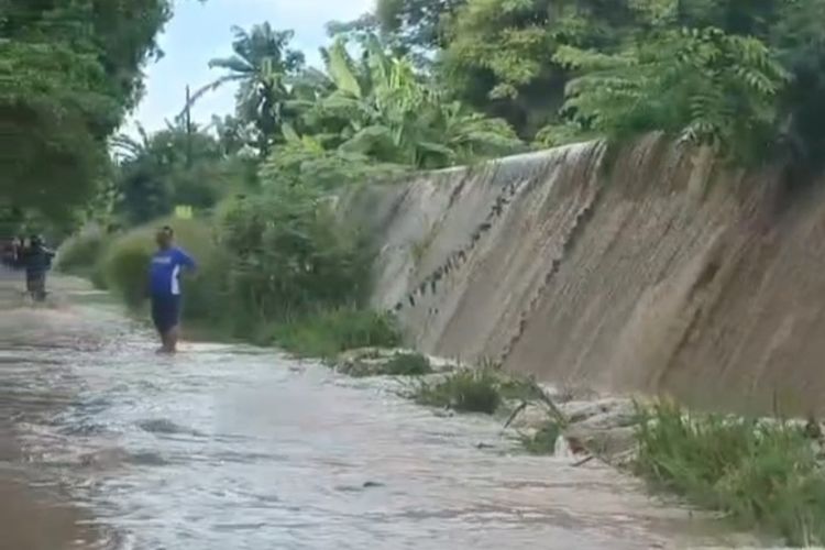 BANJIR BREBES: Sedikitnya tiga tanggul Sungai Cisanggarung di wilayah Kecamatan Losari, Kabupaten Brebes, Jawa Tengah dilaporkan jebol hingga merendam ribuan rumah warga, Rabu (6/3/2024).