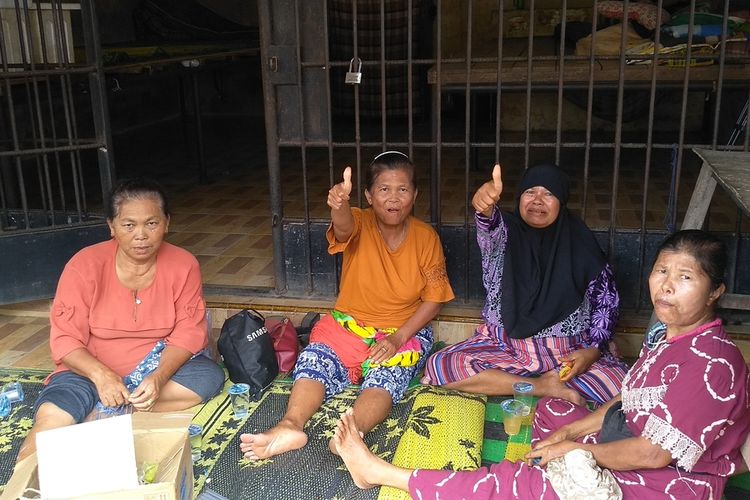 Kuhen Sembiring, R. Surbakti dan teman-temannya berada di kerangkeng yang telah menyembuhkan anak-anaknya dari kecanduan narkoba secara gratis. Mereka menolak penutupan kerangkeng tersebut.