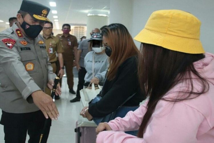 Kapolda Sulut Irjen Pol Mulyatno jemput 3 perempuan korban perdagangan orang saat tiba di Bandara Sam Ratulangi, Manado, Senin (6/12/2021).