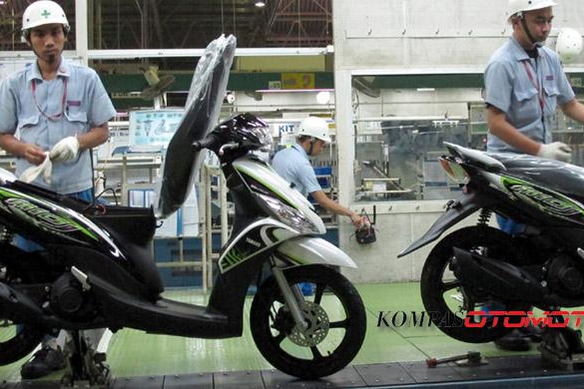 Aktivitas Yamaha di Pabrik Karawang. Tahun ini dicanangkan target penjualan lebih baik setiap bulan.