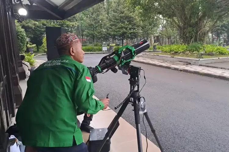 Tim Hilal Badan Meteorologi, Klimatologi, dan Geofisika (BMKG) Stasiun Malang lakukan pengamatan hilal di Kantor Bupati Malang, Selasa (17/2/2026). Dari hasil penghitungan, hilal masih di bawah ufuk. 