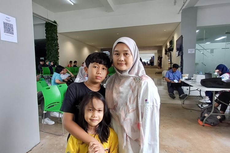 Tunggu Anak Selama UTBK 2026, Orangtua Tak Henti Doa dan Ikut Cemas