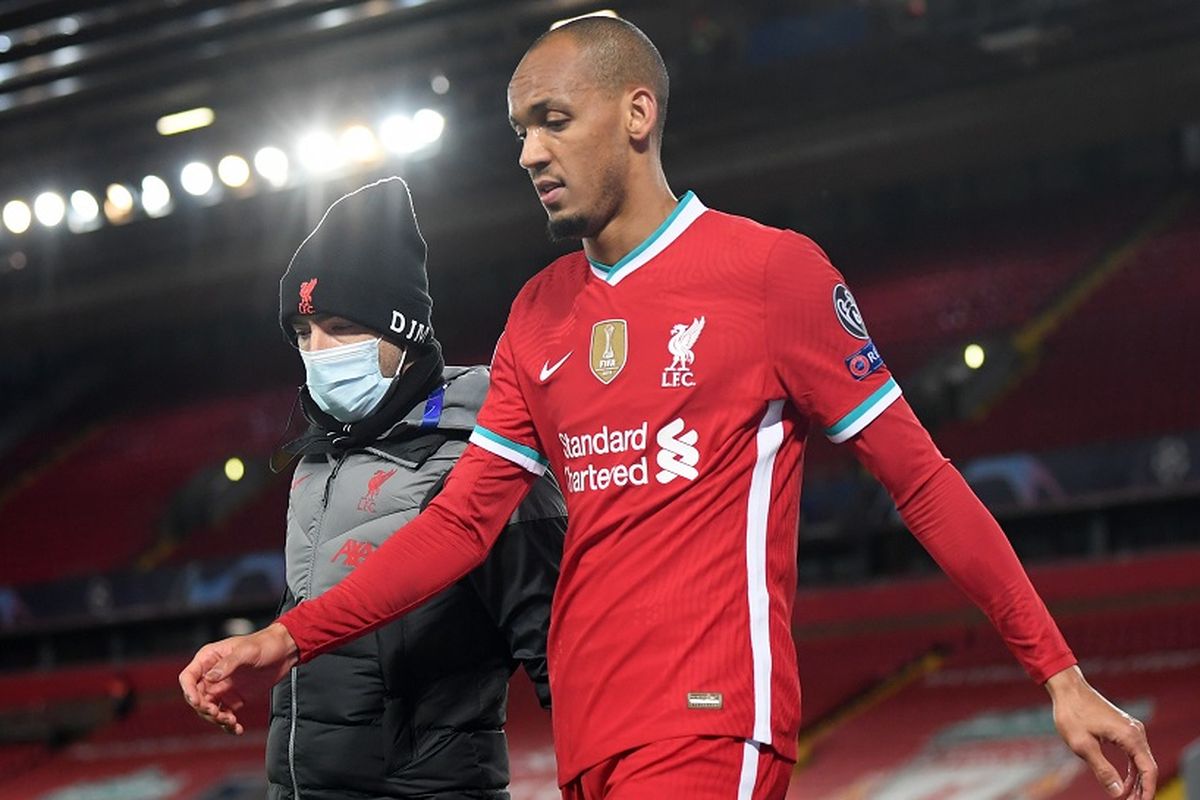 Pemain Liverpool, Fabinho, meninggalkan lapangan usai mengalami cedera pada laga kontra Midtjylland di Stadion Anfield, Rabu (28/10/2020) dini hari WIB.