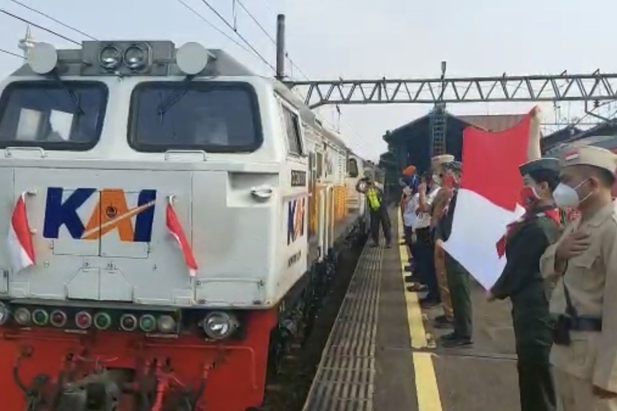 PT. Kereta Api Kereta Api Indonesia (Persero) Daerah Operasi 1 Jakarta membentangkan bendera Merah Putih saat keberangkatan KA pada Selasa (17/8/2021) pagi untuk memperingati Hari Ulang Tahun (HUT) Kemerdekaan Republik Indonesia ke- 76, 