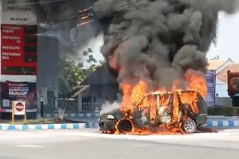 Mobil Kijang Terbakar Saat Antre Isi BBM di SPBU Lumajang