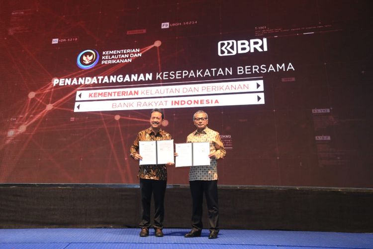 Direktur Utama BRI Sunarso serta Menteri Kelautan dan Perikanan Sakti Wahyu Trenggono menandatangani nota kesepahaman terkait pemanfaatan jasa dan layanan perbankan dalam peningkatan ekonomi sektor kelautan dan perikanan 