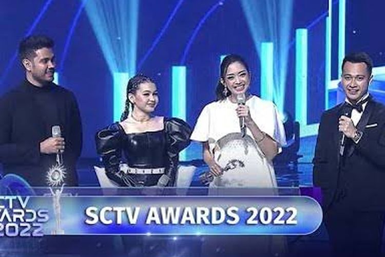 Pemain sinetron Cinta Setelah Cinta menerima penghargaan SCTV Awards 2022.