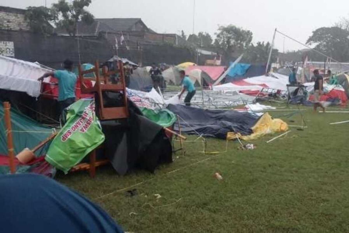 Kondisi tenda peserta Jambore Pramuka se Kabupaten Bojonegoro di Desa Pilanggede, Kecamatan Balen, Kabupaten Bojonegoro, Jawa timur, yang porak-poranda akibat diterjang angin kencang, Sabtu (13/8/2022).