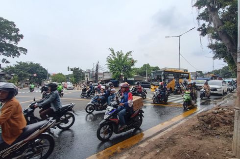 Jalan Raya Bogor Becek karena Kisdam Tanggul Kali Baru Rembes