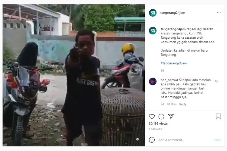Tangkapan layar video viral kurir COD di Tangerang diancam borgol oleh konsumen