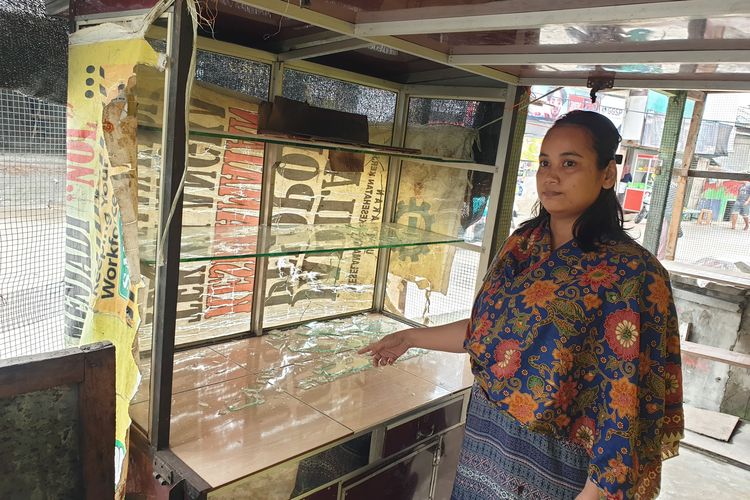 Penampakan steling jualan warga yang pecah karsna dirusak sekelompok pemuda di Lorong Proyek, Kelurahan Bagan Deli, Kecamatan Medan Belawan, Kota Medan pada Jumat (3/10/2025). 