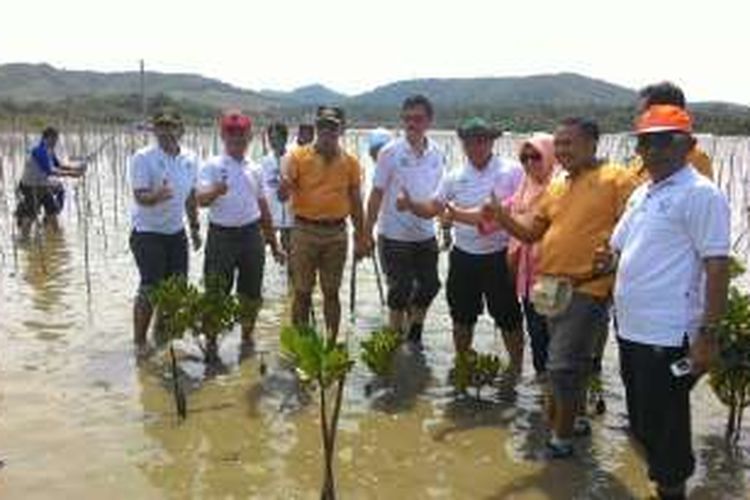 Direktur Jasa Kelautan KKP Riyanto Basuki bersama Bupati Syarif Mbuinga serta masyarakat melakukan penanaman mangrove di pesisir Marisa, Kabupaten Pohuwato.