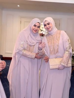Bridesmaid Dara Arafah tampil serasi dalam abaya nude di Madinah. Elegan, lembut, dan selaras dengan suasana sakral pernikahan di Masjid Nabawi.