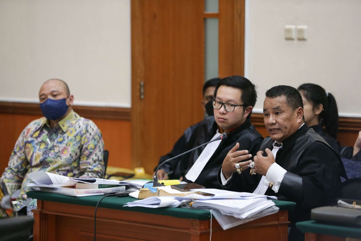 Hotman Paris Hutapea, penasehat hukum terdakwa kasus peredaran narkotika jenis sabu Irjen Teddy Minahasa mengajukan  pertanyaan pada saksi ahli BNN Komjen Pol (Purn) Ahwil Loetan di Pengadilan Negeri Jakarta Barat, Senin (6/3/2023). Jaksa penuntut umum (JPU) menghadirkan dua ahli dalam sidang kali ini.