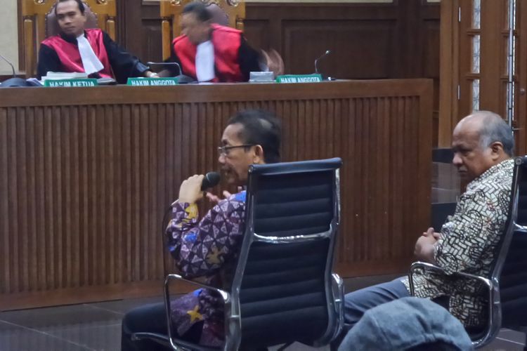 Mantan Deputi Pengawasan Bidang Penyelenggaraan Keuangan Daerah (BPKP) Iman Bastari (kiri), bersaksi di Pengadilan Tipikor Jakarta, Jumat (10/11/2017).