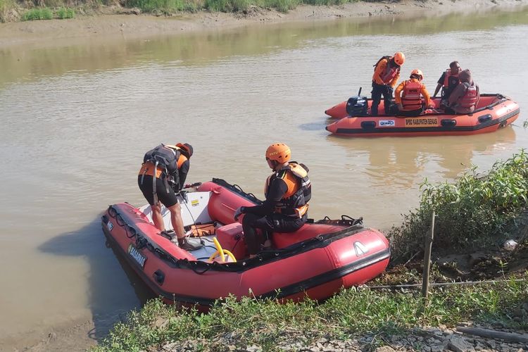 Tim SAR gabungan yang tengah mencari Gugun Gunawan (20) di aliran Sungai Citarum, Kecamatan Pebayuran, Kabupaten Bekasi, Kamis (29/6/2023). Pemuda itu hilang saat hendak mencuci daging kurban.