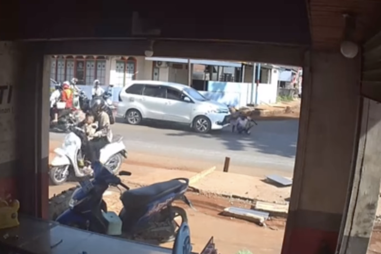 Video viral menunjukkan pak ogah (tukang parkir liar) tertabrak mobil saat mengatur lalu lintas
