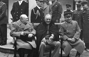 Para pemimpin negara Big Three pendiri PBB (dari kiri ke kanan): Perdana Menteri Inggris WInston Churchill, Presiden Amerika Serikat Franklin D Roosevelt, dan Pemimpin Uni Soviet Josef Stalin dalam Konferensi Yalta yang digelar pada Februari 1945. 