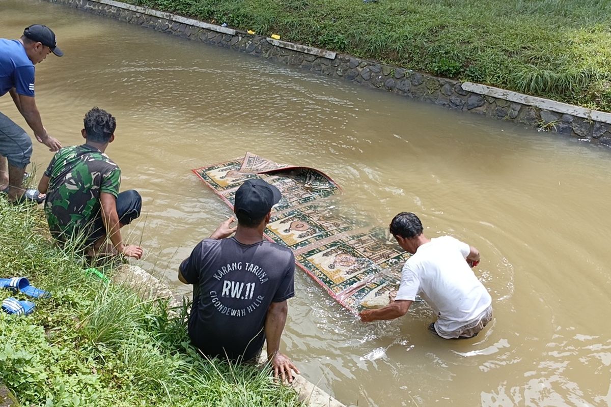 Warga Kampung Pojok, Desa Cigondewah Hilir, Kecamatan Margaasih, Kabupaten Bandung, Jawa Barat saat membersihkan karpet di DAS Ciwidey, kegiatan tersebut merupakan tradisi turun temurun yang sudah dilakukan sejak lama, Kamis (7/3/2024)