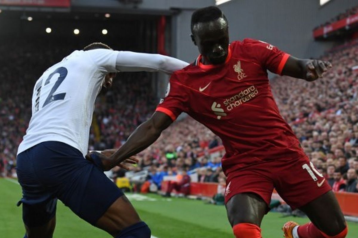 Sadio Mane (kanan) mencoba melewati adangan Emerson Royal dalam laga Liverpool vs Tottenham Hotspur pada lanjutan Liga Inggris 2021-2022 yang digelar di Stadion Anfiled, Sabtu (7/5/2022) waktu setempat.