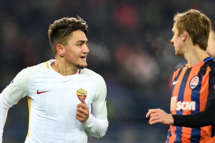 Gelandang AS Roma, Cengiz Under, merayakan gol yang dia cetak ke gawang Shakhtar Donetsk dalam laga leg pertama babak 16 besar Liga Champions di OSK Metalist Stadion, Kharkiv, Ukraina, pada 21 Februari 2018.