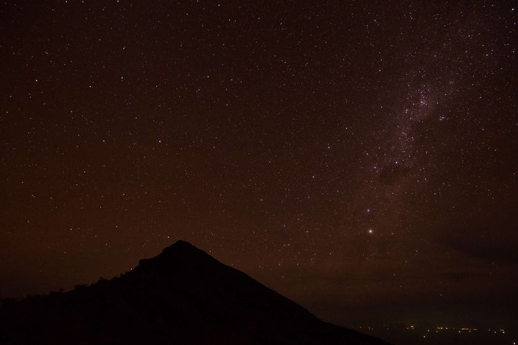 Gugusan galaksi bima sakti terlihat dari puncak Gunung Tambora, Dompu, Nusa Tenggara Barat, Minggu (22/3/2015). Dua abad peringatan letusan Gunung Tambora yang mengguncang dunia diperingati April 2015. KOMPAS IMAGES/KRISTIANTO PURNOMO