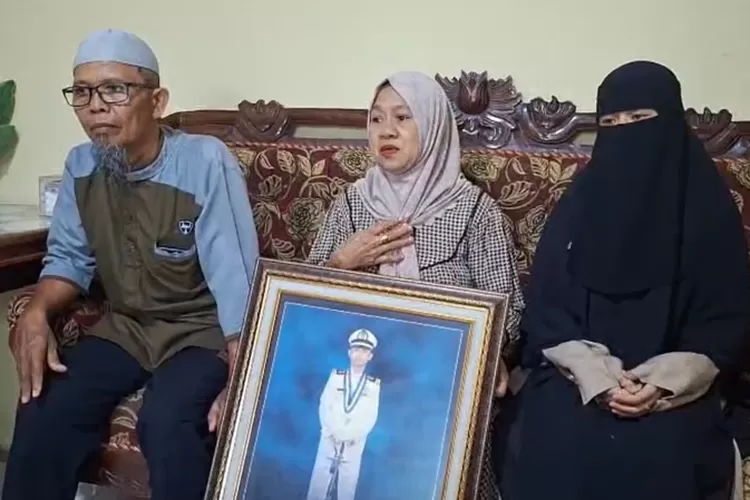 Syamsuddin (kiri), Sitti Aminah (tengah) dan Santi Sanaya (kanan) saat memberi kesaksian tentang Ashari Samadikun yang saat ini sedang disandera bajak laut Somalia.