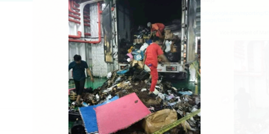 Tangkapan layar kondisi paket pelanggan dalam truk JNE yang terbakar di dalam Kapal Feri menuju ke Bakauheni, Lampung, Senin (1/3/2021).