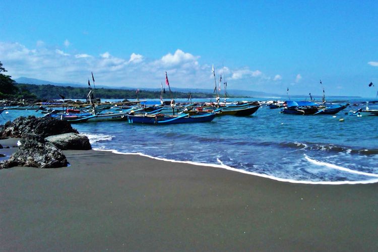 Pemandangan Pantai Jayanti, salah satu tempat wisata di Cianjur.