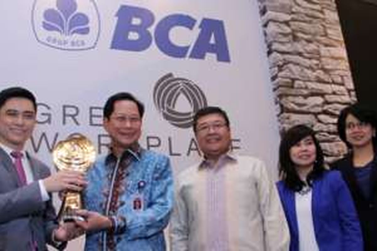 Presiden Direktur BCA, Jahja Setiaatmadja (kedua kiri) menerima penghargaan yang diserahkan Manajer Gallup Singapura dan Asia Tenggara Chee Tung Leong (kiri) disaksikan Direktur BCA Subur Tan (tengah), Kepala Divisi Human Capital Management BCA Lianawaty Suwono (kedua kanan) dan Kepala Divisi Pembelajaran dan Pengembangan BCA Lena Setiawati (kanan) dalam penghargaan Gallup Great Workplace Award di Jakarta, Selasa (9/6). Atas komitmennya menciptakan lingkungan kerja yang positif dan menjaga kualitas sumber daya manusia perusahaan, BCA menjadi satu-satunya perusahaan asal Indonesia yang menerima penghargaan tersebut.