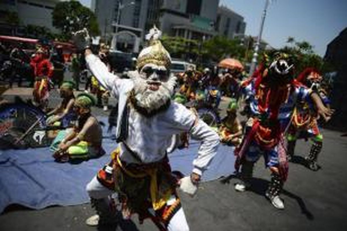 Grup kesenian jathilan atau kuda lumping pentas di depan Kantor Gubernur Jawa Tengah, Kota Semarang sebagai bentuk aksi protes dan keprihatinan, Rabu (12/9/2012).   