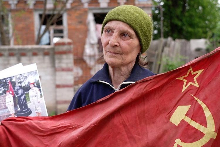 Orang tua saya meninggal demi bendera ini dalam Perang Dunia Kedua, kata Anna Ivanovna, nenek Ukraina yang dijuluki Babushka Z


