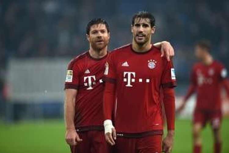 Ekspresi Xabi Alonso dan Javi Martinez seusai Bayern Muenchen menang 3-1 atas Schalke, Sabtu (21/11/2015). 