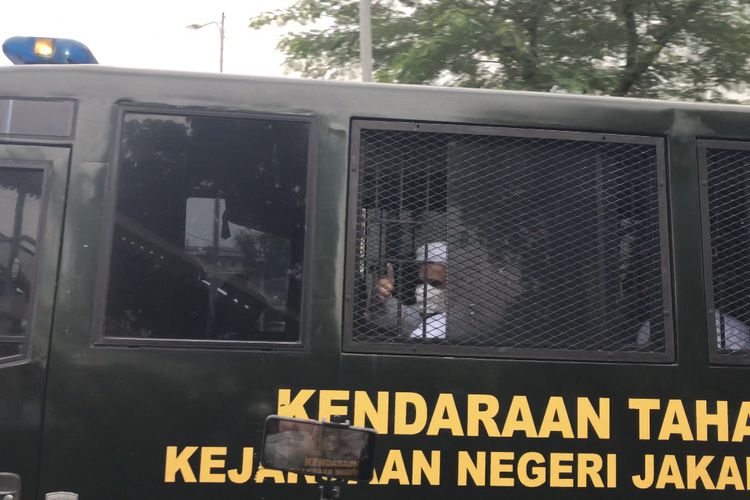 Terdakwa kasus kerumunan dan penghasutan, Rizieq Shihab meninggalkan Pengadilan Negeri Jakarta Timur (PN Jaktim) pada Selasa (30/3/2021) pukul 16.25 WIB.