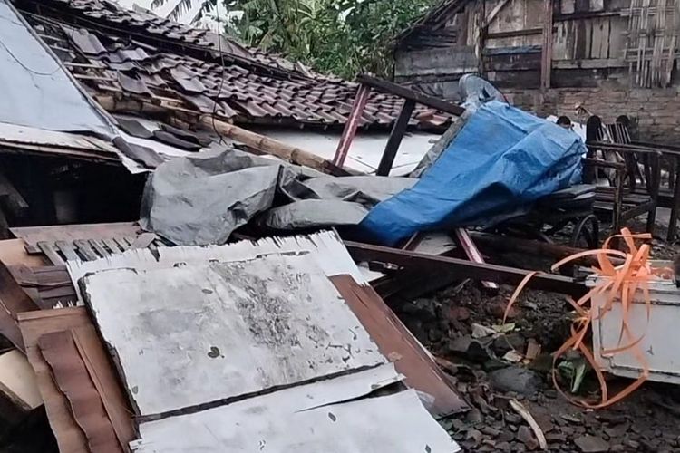 Kondisi rumah warga Desa Banjardowo, Kecamatan Jombang, Kabupaten Jombang, Jawa Timur. Rumah tersebut ambruk akibat terjangan angin puting beliung, Kamis (9/2/2023) petang.
