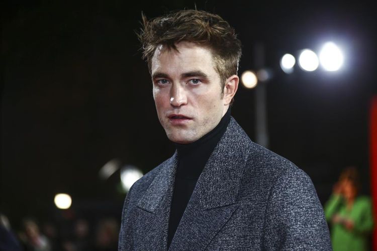 Robert Pattinson berpose untuk fotografer setibanya untuk pemutaran film 'The Batman' di London Rabu, 23 Februari 2022. 