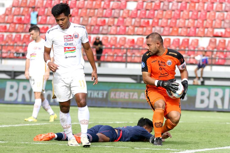 Penjaga gawang Persija Jakarta Andritany Arhiyasa berhasil menangkap bola tendangan pemain Arema FC saat laga pekan ke-26 Liga 1 2023-2024 yang berakhir dengan skor 3-2 di Stadion Kapten I Wayan Dipta Gianyar, Senin (26/2/2024) sore.