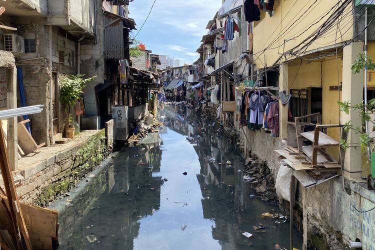 Pemukiman padat dan kumuh di bantaran kali krukut Kebon Melati, Tanah Abang