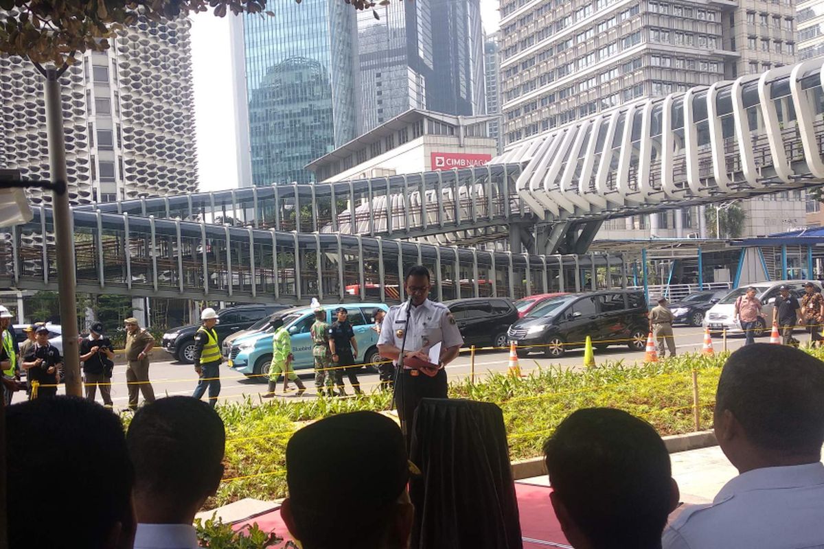 Gubernur DKI Jakarta Anies Baswedan meresmikan dua jembatan penyeberangan orang (JPO) di Jalan Jenderal Sudirman, Kamis (28/2/2019). 