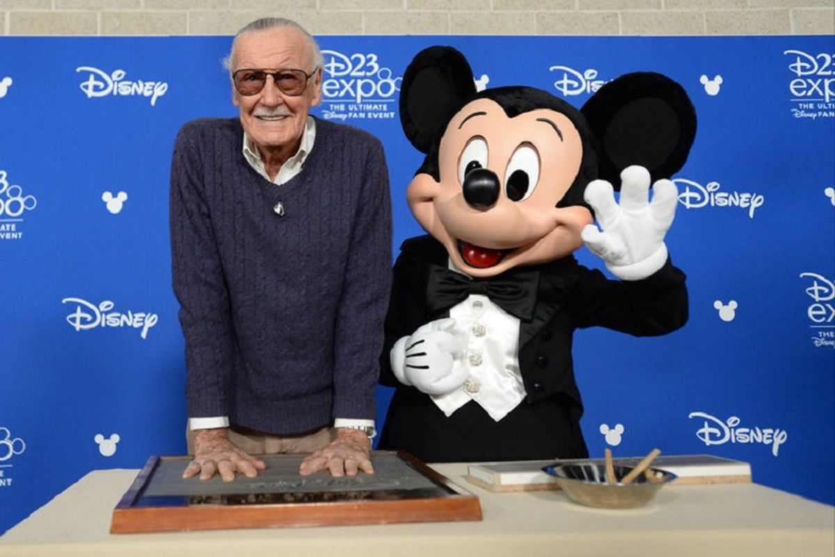 Didampingi Mickey Mouse, Stan Lee membubuhkan cap tangan pada plakat Disney Legends Awards yang merupakan rangkaian dari D23 Expo 2017 di Anaheim, California, Jumat (14/7/2017).