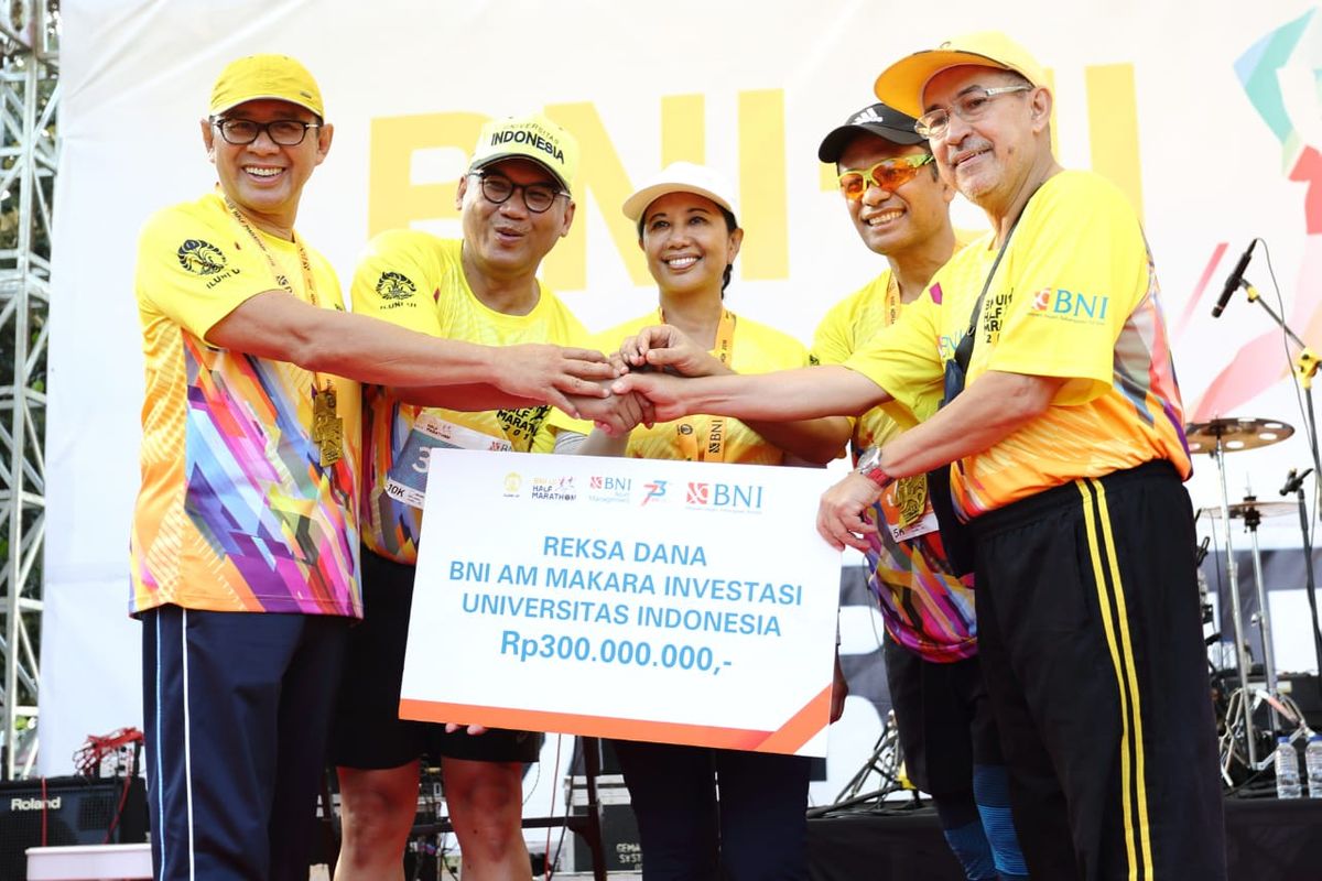 (Ki-ka) Direktur Utama BNI Achmad Baiquni, Ketua Iluni UI Arief Budhy Hardono, Menteri BUMN RI Rini M Soemarno, Ketua Majelis Amanat UI Saleh Husin, & Rektor UI Prof. Dr. Ir. Muhammad Anis, M.Met menunjukkan mockup Reksa Dana BNI AM Investasi Universitas Indonesia dalam acara BNI - UI Half Marathon 2019 di Universitas Indonesia, Depok, Jawa Barat, pada minggu, 7 juli 2019. Tahun ini merupakan tahun ketiga BNI menjadi sponsor BNI UI Half Marathon dan Dukungan BNI pada perhelatan ini merupakan salah satu bentuk keberpihakan korporasi dalam dunia pendidikan. Sekaligus menjadi rangkaian HUT ke- 73 BNI.