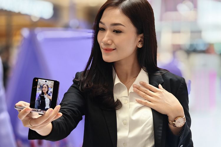 Oppo Indonesia menggelar Pop-Up Store untuk memberikan kesempatan pengunjung menjajal inovasi ponsel lipat Oppo FInd N2 Flip. Pop-Up Store digelar di beberapa lokasi di Jakarta dan kota lain sejak bulan Mei hingga Juni.