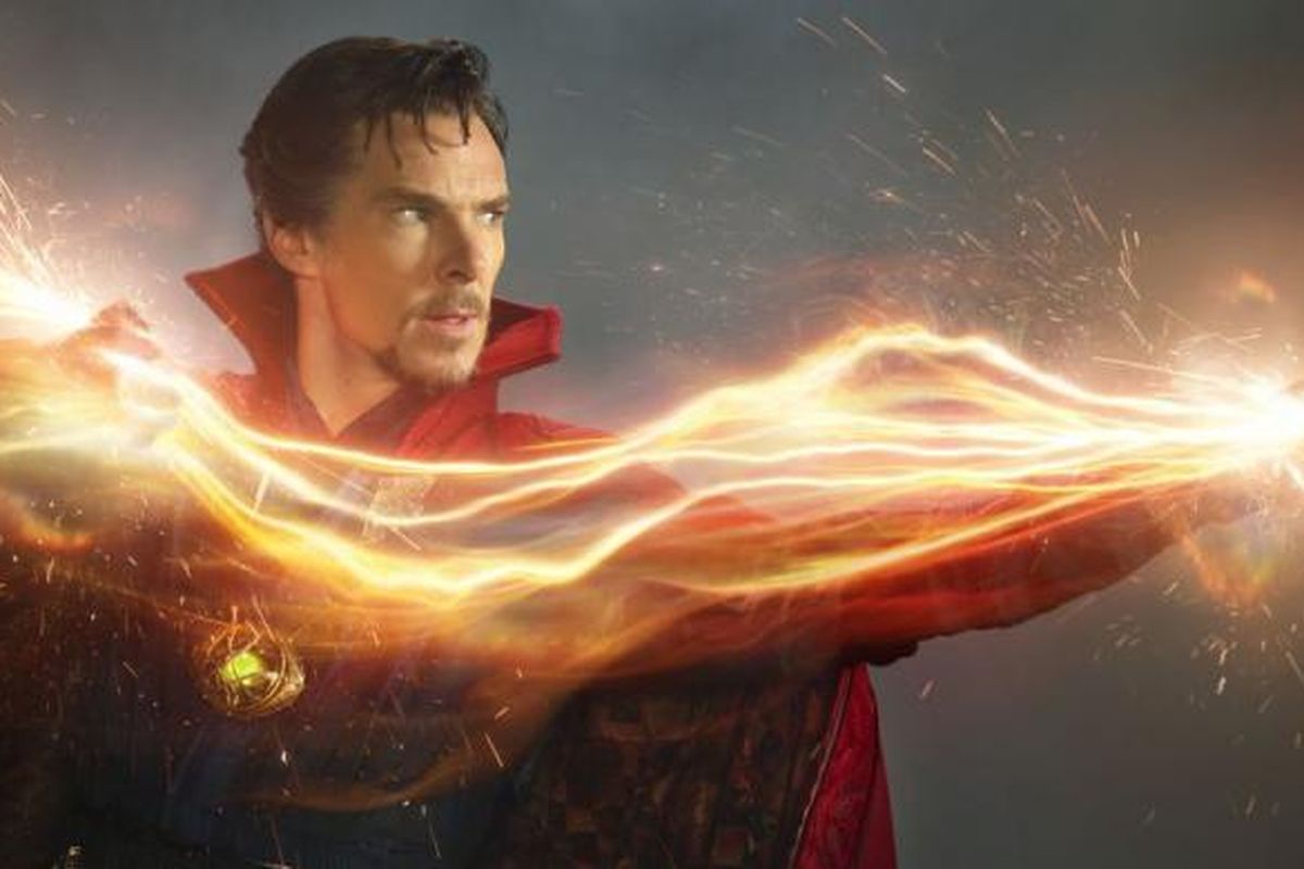 Benedict Cumberbatch beraksi dalam film Doctor Strange (2016)