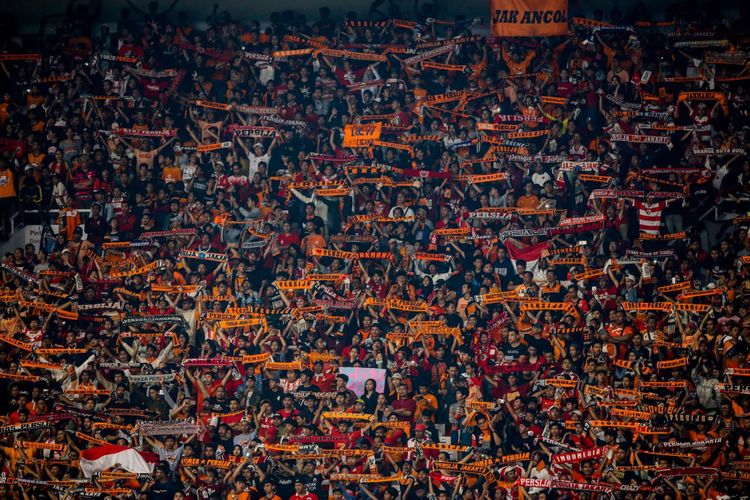 Pendukung Persija Jakarta saat laga kedua Grup H Piala AFC di Stadion Utama Gelora Bung Karno, Jakarta, Rabu (28/2/2018). Persija menang telak dengan skor 4-1.