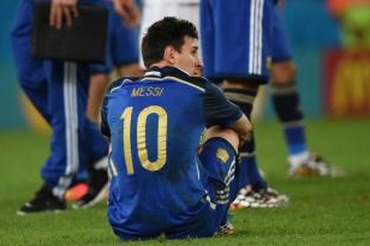 Pemain Argentina Lionel Messi terduduk lesu setelah Argentina dikalahkan Jerman pada laga final Piala Dunia 2014 di Maracana Stadium, Rio de Janeiro, 13 Juli 2014.